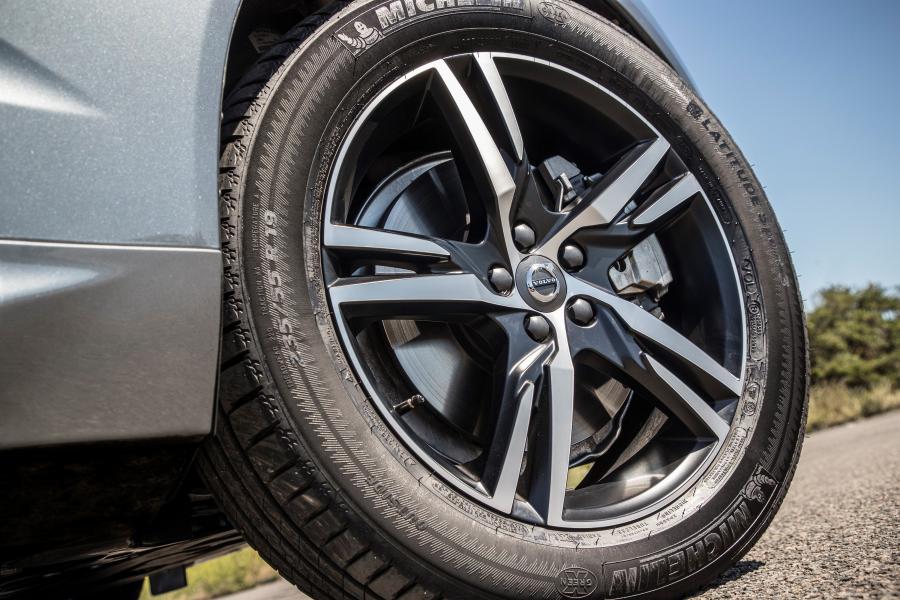 Колеса Volvo XC60 D5 R-Deisgn 2017 года  (UK) (фото 60 из 82)